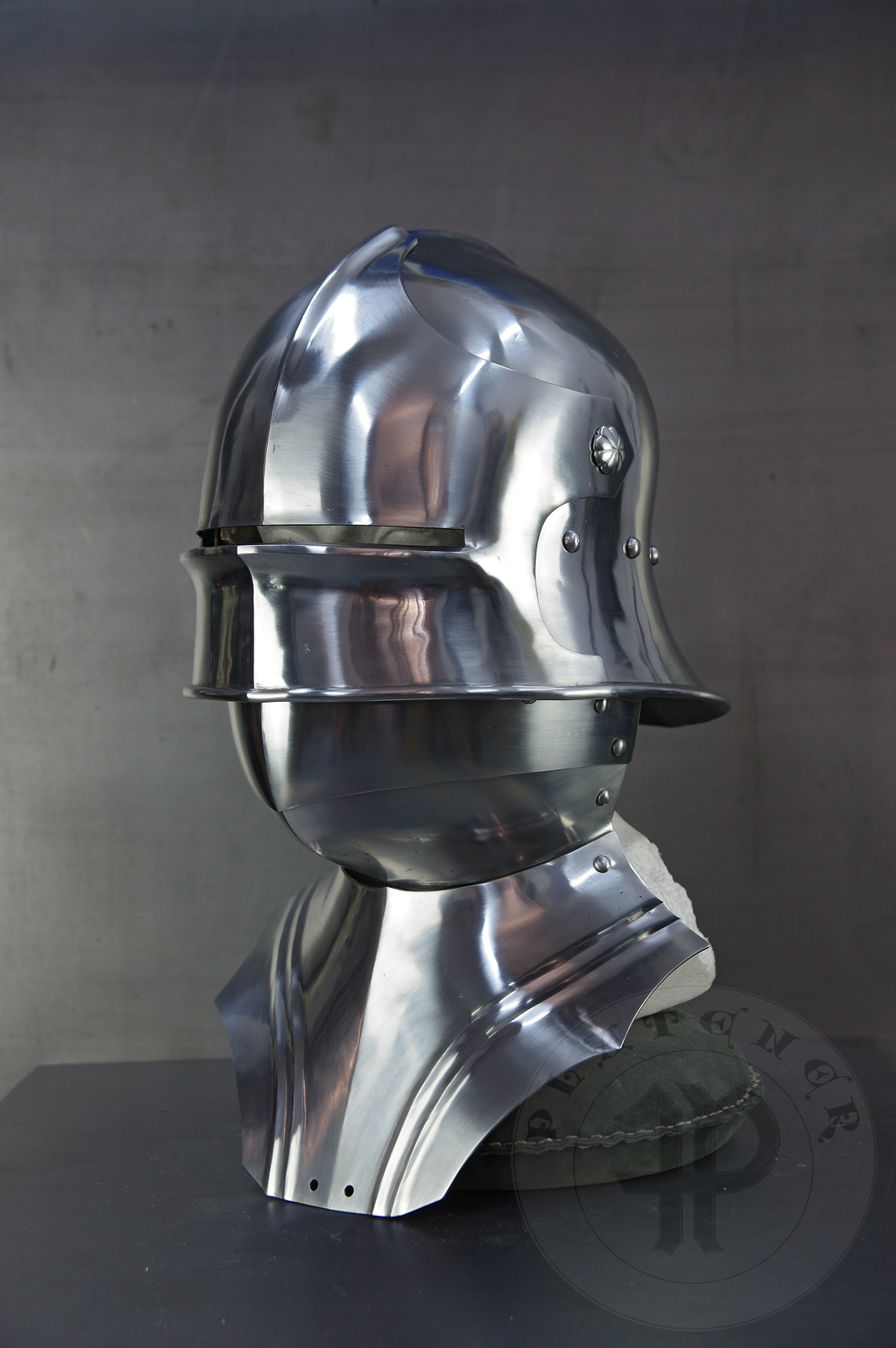 Sallet inspired by example from the Philadelphia Museum of Art; bevor inspired on Churburg CHS25 piece. Period: 1460-1470 Material: 2 mm steel with 0,3 % carbon. Heat treatment: sallet hardened and tempered up to 38 HRC and bevor up to 42 HRC. / Salada inspirowana na originale z Philadelphia Museum of Art; podbrdek oparty na oryginale z Churburga CHS25. Salada hartowana i odpuszczana do 38 HRC a podbrdek do 42 HRC.